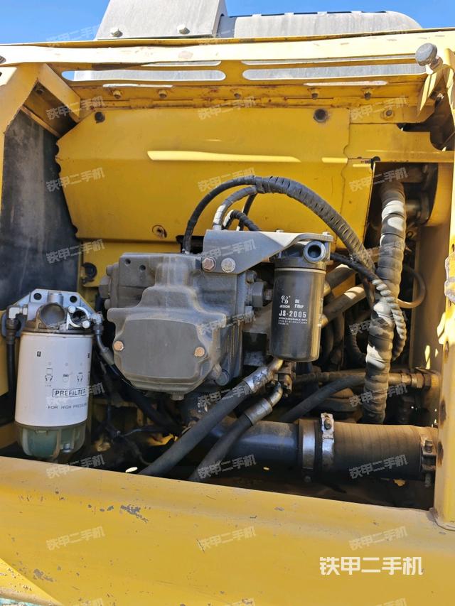 液壓泵艙室正面整體（整機外觀）