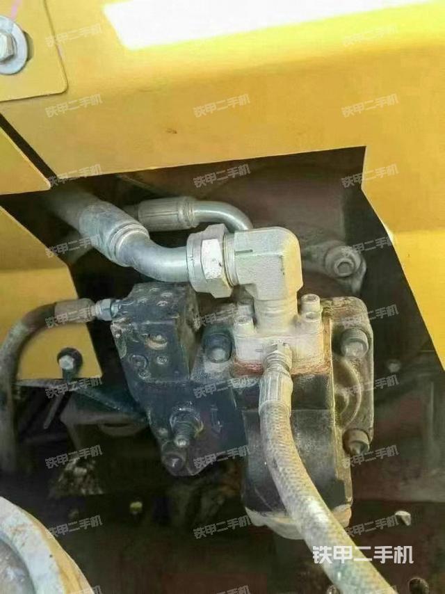液壓泵艙室正面整體(整機(jī)外觀) 液壓泵艙室正面整體(整機(jī)外觀)