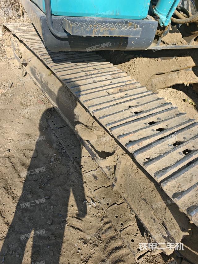 單側(cè)履帶整體(整機(jī)外觀) 單側(cè)履帶整體(整機(jī)外觀)