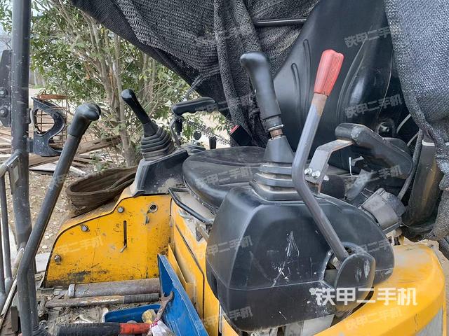 回轉(zhuǎn)馬達(dá)和主控閥(整機(jī)外觀) 回轉(zhuǎn)馬達(dá)和主控閥(整機(jī)外觀)