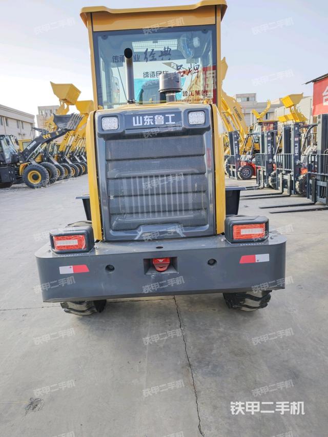 正后方(整機(jī)外觀) 正后方(整機(jī)外觀)