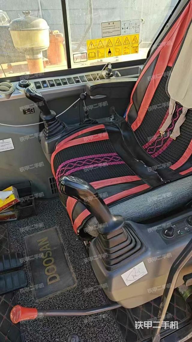 駕駛室整體（整機外觀）