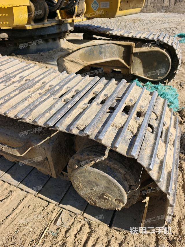 單側(cè)履帶整體(整機(jī)外觀) 單側(cè)履帶整體(整機(jī)外觀)