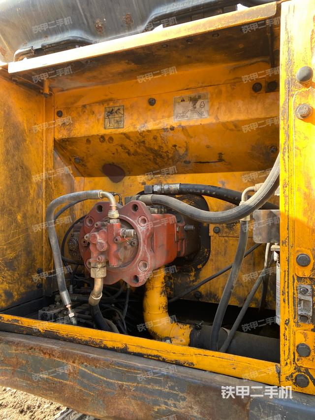 液压泵舱室正面整体（整机外观）