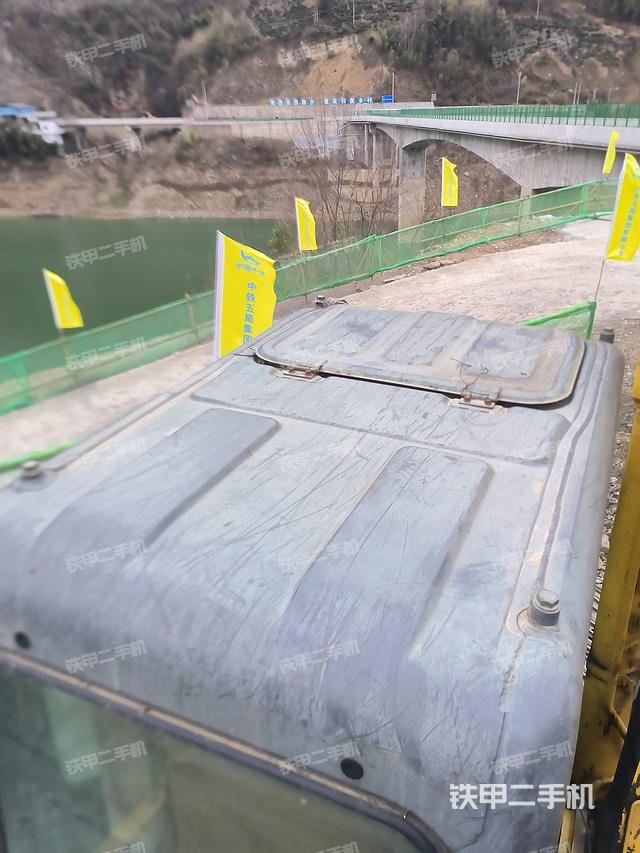 駕駛室頂部(整機(jī)外觀) 駕駛室頂部(整機(jī)外觀)