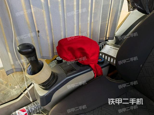 座椅右側(cè)控制臺(tái)/鑰匙門/油門/含右手柄（駕駛室部分）