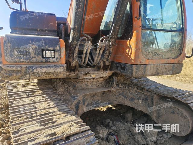 轉(zhuǎn)盤(pán)和下車(chē)架正前(工作和回轉(zhuǎn)裝置) 轉(zhuǎn)盤(pán)和下車(chē)架正前(工作和回轉(zhuǎn)裝置)