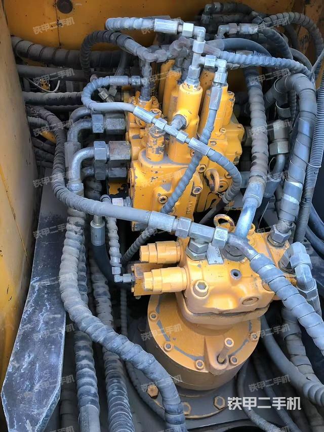 回轉(zhuǎn)馬達(dá)和主控閥（整機(jī)外觀）