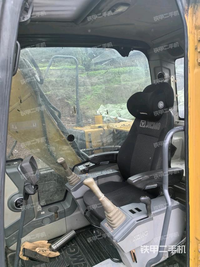 行走控制手柄和踏板?俯拍（駕駛室部分）