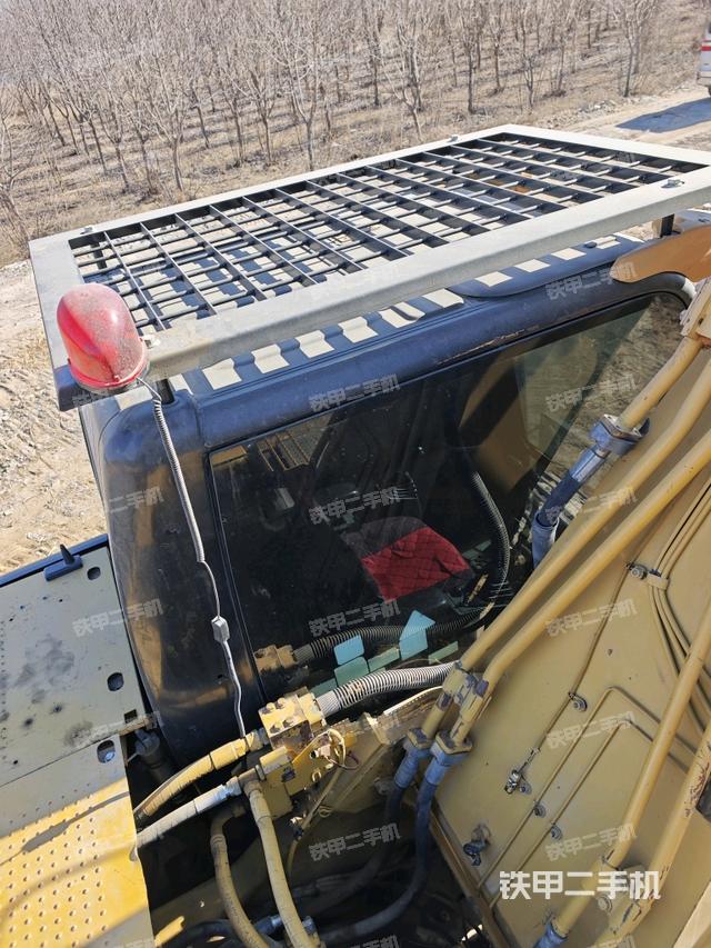 駕駛室頂部(整機(jī)外觀) 駕駛室頂部(整機(jī)外觀)