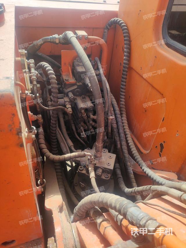 回转马达和主控阀（整机外观）