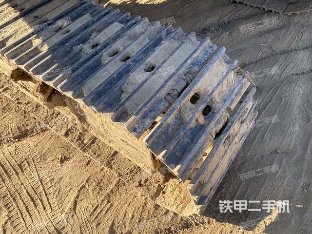 單側(cè)履帶整體(整機(jī)外觀) 單側(cè)履帶整體(整機(jī)外觀)