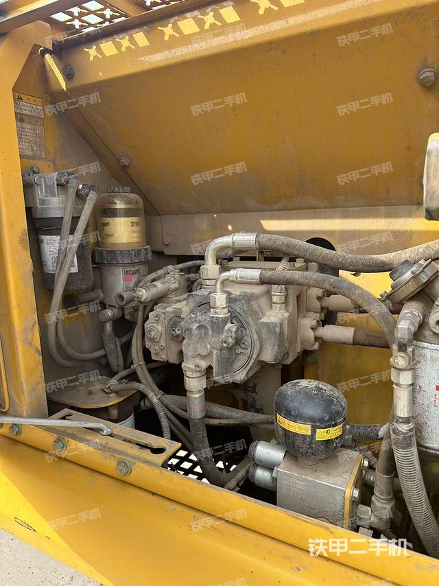 液压泵舱室正面整体（整机外观）