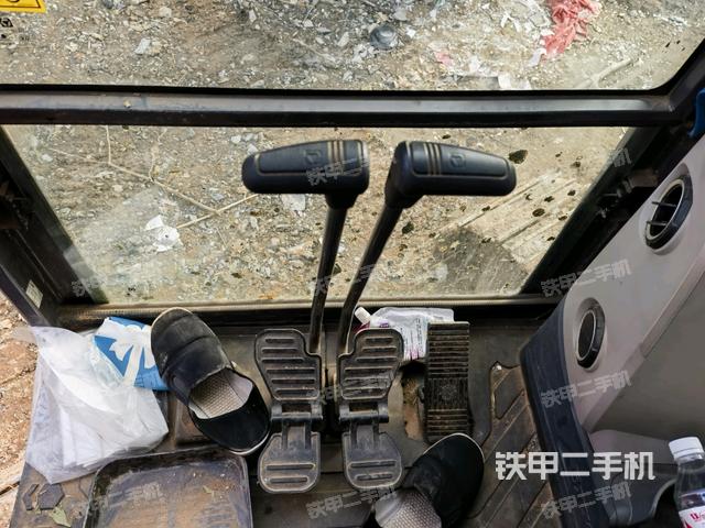 行走控制手柄和踏板?俯拍（駕駛室部分）