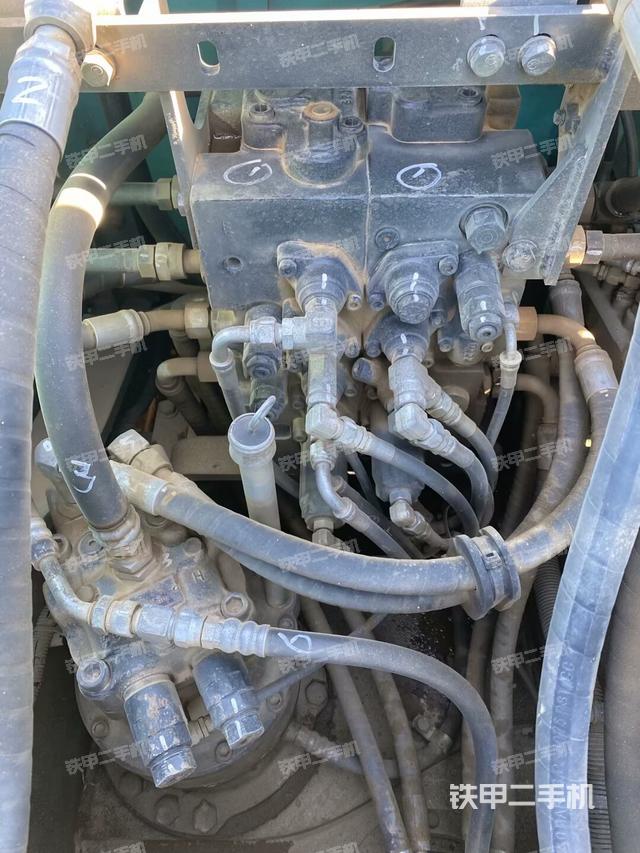 回轉(zhuǎn)馬達(dá)和主控閥(整機(jī)外觀) 回轉(zhuǎn)馬達(dá)和主控閥(整機(jī)外觀)