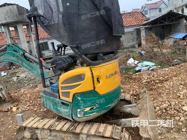 液壓泵艙室正面整體(整機(jī)外觀) 液壓泵艙室正面整體(整機(jī)外觀)