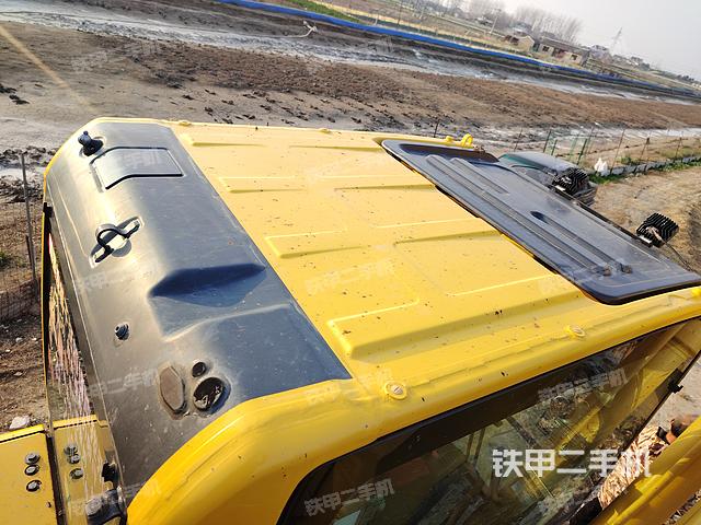 駕駛室頂部(整機(jī)外觀) 駕駛室頂部(整機(jī)外觀)