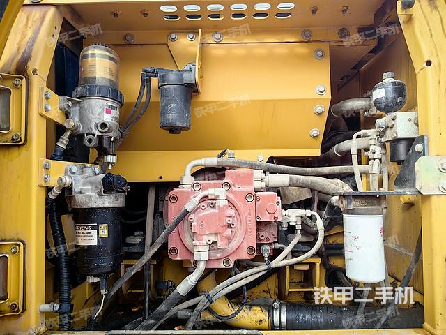 液壓泵艙室正面整體（整機外觀）