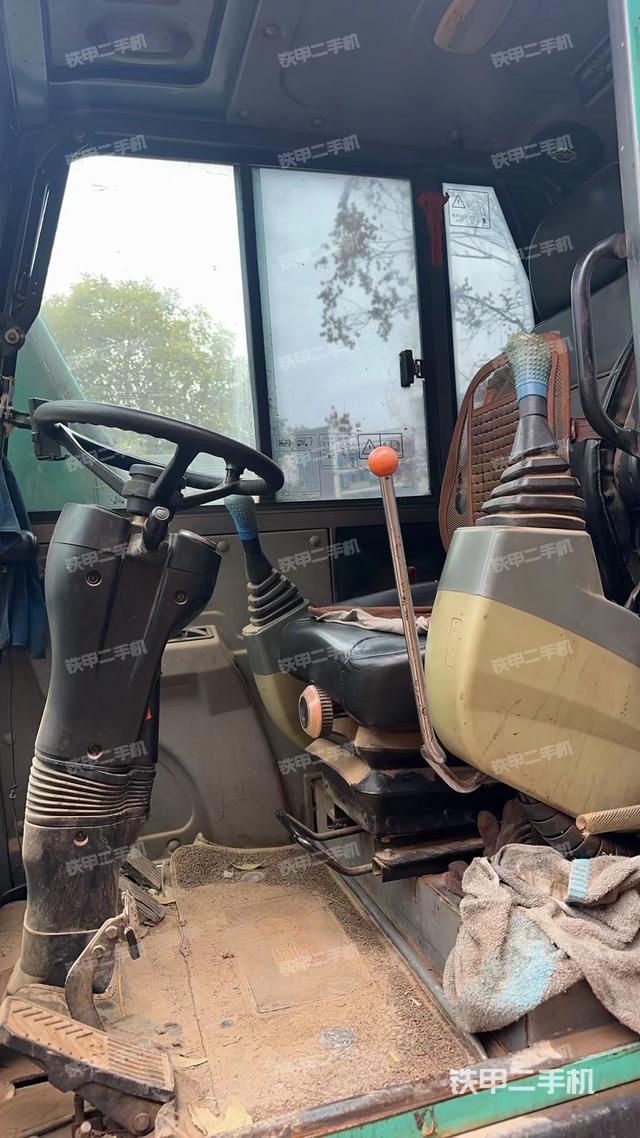 液压泵舱室正面整体（整机外观）