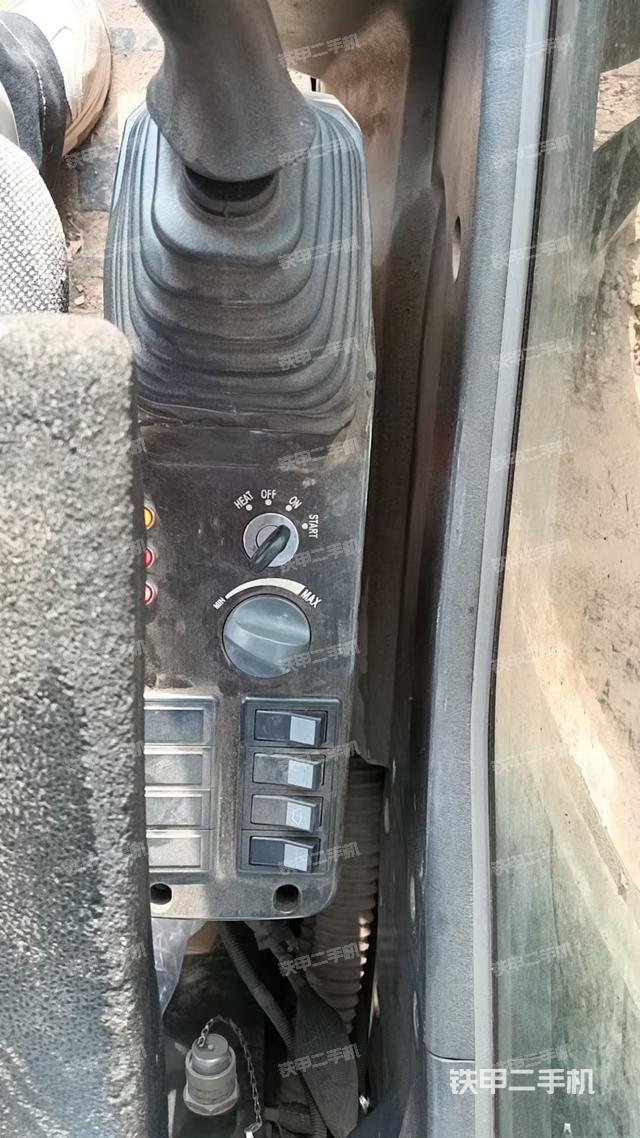 座椅右側(cè)控制臺(tái)/鑰匙門/油門/含右手柄（駕駛室部分）