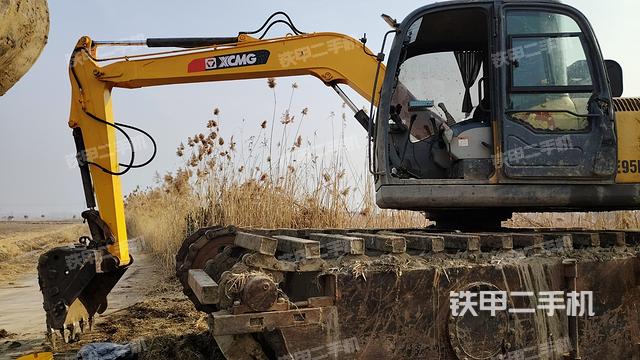 駕駛室整體(整機(jī)外觀) 駕駛室整體(整機(jī)外觀)