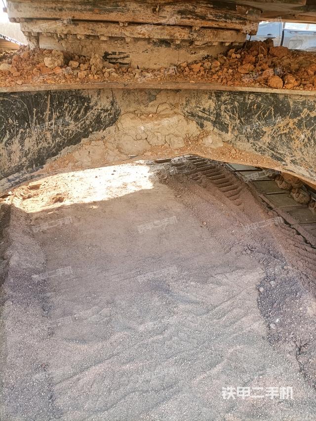 轉(zhuǎn)盤和下車架正前（工作和回轉(zhuǎn)裝置）