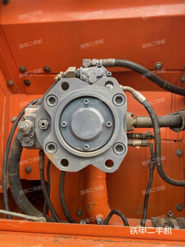 液壓泵艙室正面整體(整機(jī)外觀) 液壓泵艙室正面整體(整機(jī)外觀)