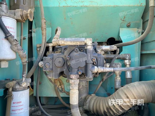 液壓泵艙室正面整體(整機(jī)外觀) 液壓泵艙室正面整體(整機(jī)外觀)
