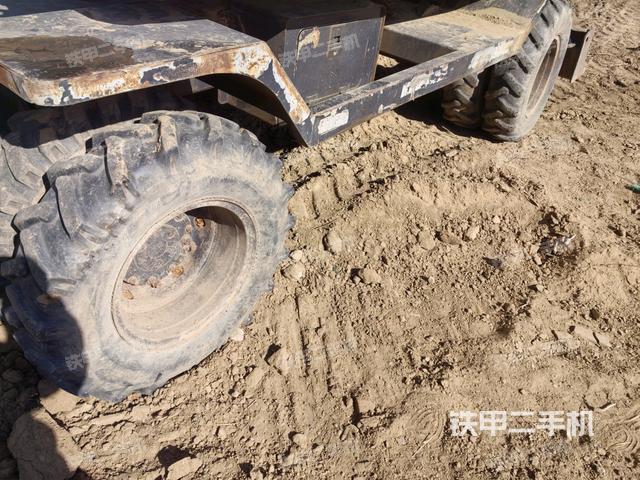單側(cè)履帶整體(整機(jī)外觀) 單側(cè)履帶整體(整機(jī)外觀)