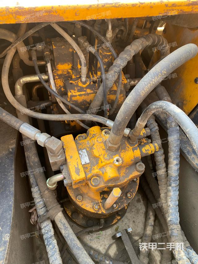 回转马达和主控阀（整机外观）