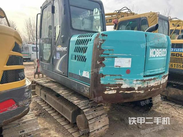 駕駛室頂部(整機(jī)外觀) 駕駛室頂部(整機(jī)外觀)