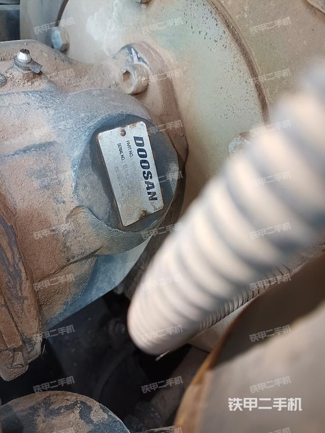 液压泵舱室正面整体（整机外观）