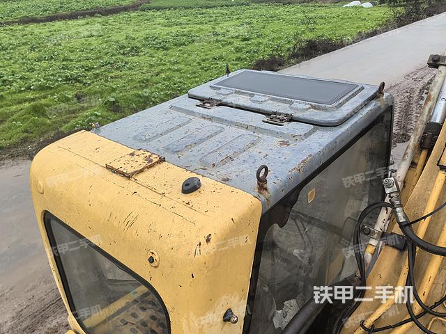 駕駛室頂部(整機(jī)外觀) 駕駛室頂部(整機(jī)外觀)