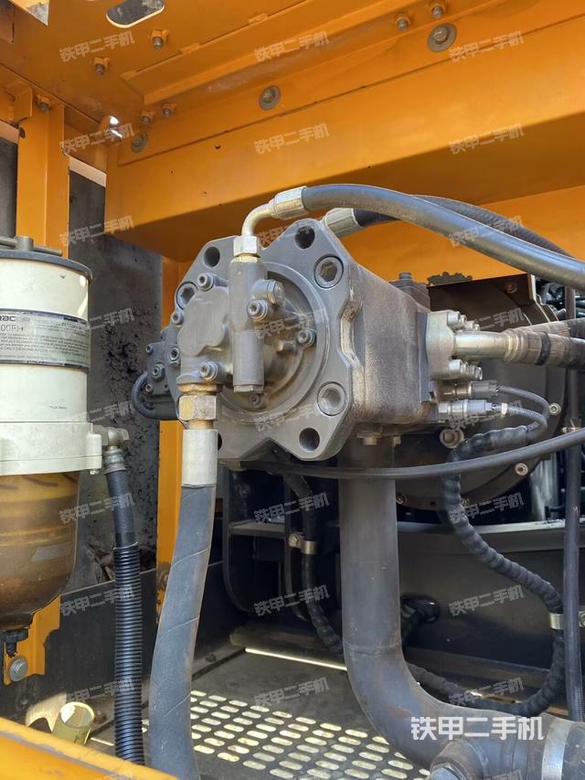 液壓泵艙室正面整體(整機(jī)外觀) 液壓泵艙室正面整體(整機(jī)外觀)