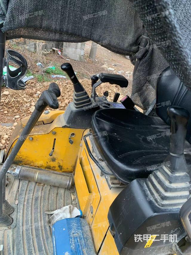 駕駛室頂部(整機(jī)外觀) 駕駛室頂部(整機(jī)外觀)