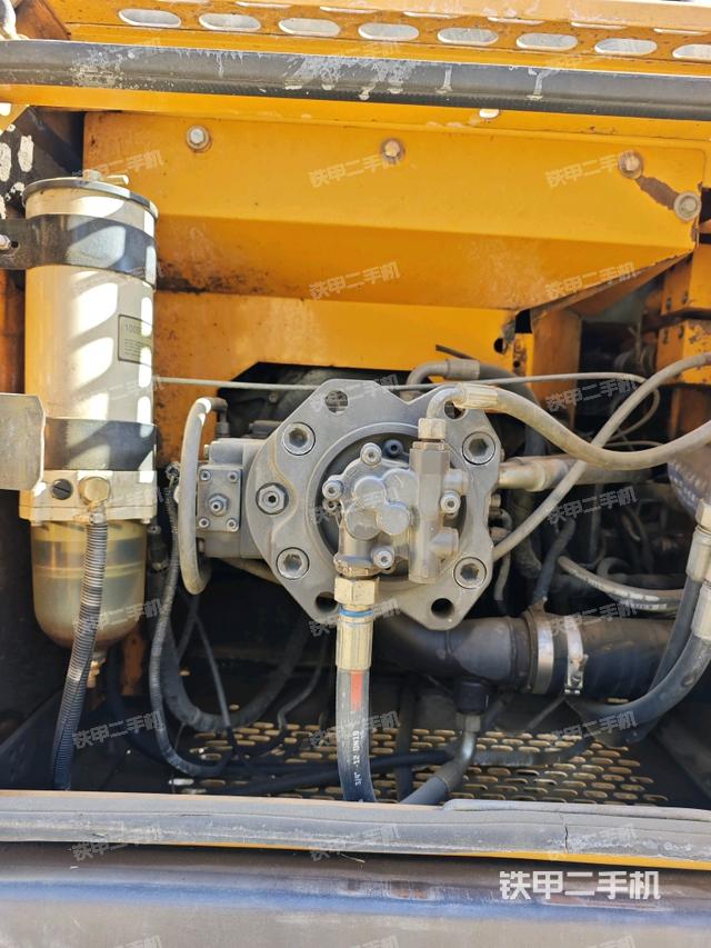 液壓泵艙室正面整體(整機外觀) 液壓泵艙室正面整體(整機外觀)
