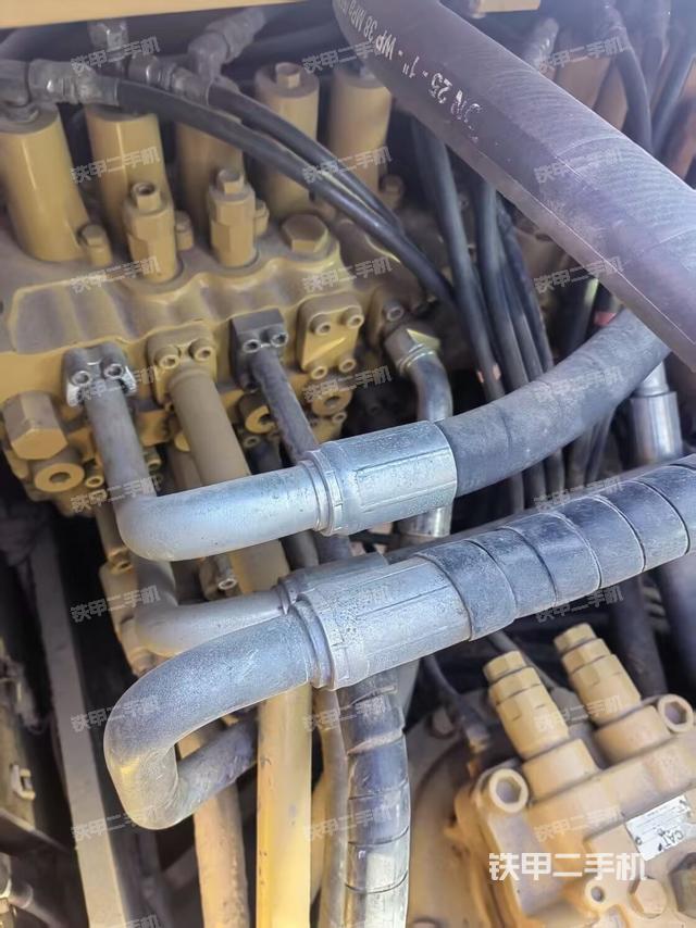 回轉(zhuǎn)馬達(dá)和主控閥（整機(jī)外觀）