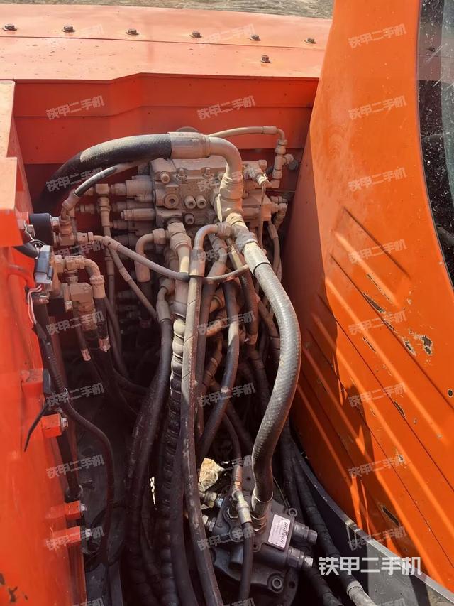 回转马达和主控阀（整机外观）