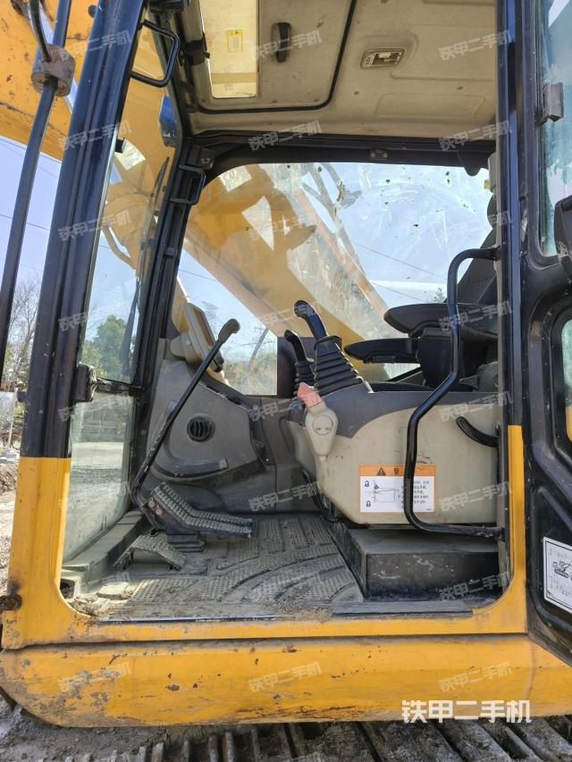 行走控制手柄和踏板?俯拍（駕駛室部分）