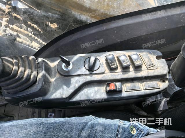 座椅右側(cè)控制臺/鑰匙門/油門/含右手柄(駕駛室部分) 座椅右側(cè)控制臺/鑰匙門/油門/含右手柄(駕駛室部分)