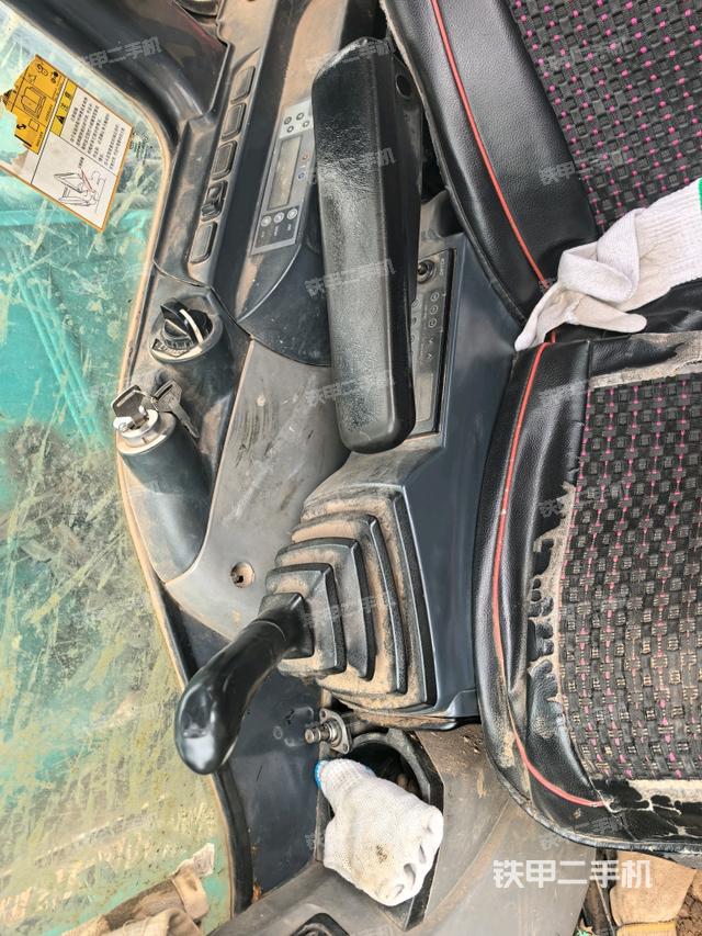 行走控制手柄和踏板?俯拍（駕駛室部分）