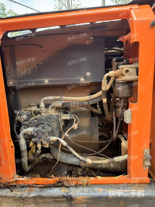 液压泵舱室正面整体（整机外观）