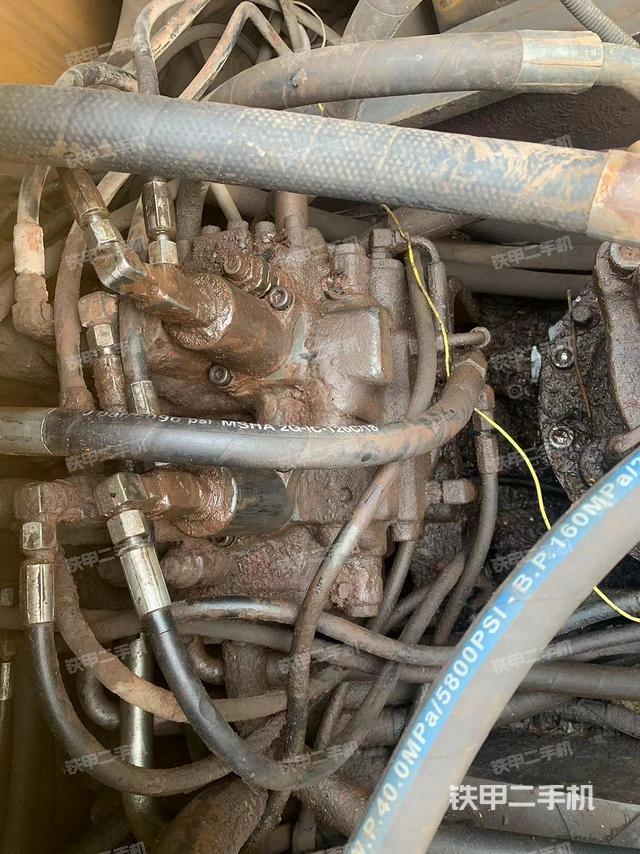 回轉(zhuǎn)馬達(dá)和主控閥（整機(jī)外觀）