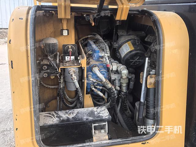 回轉(zhuǎn)馬達(dá)和主控閥（整機(jī)外觀）