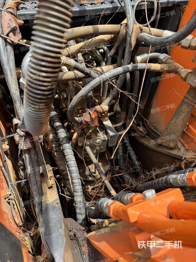 回转马达和主控阀（整机外观）