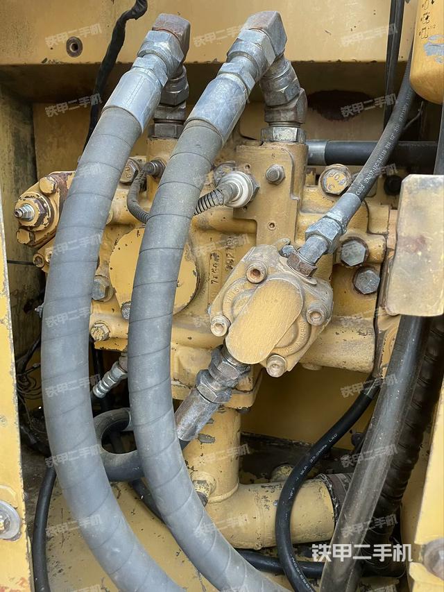 液压泵舱室正面整体（整机外观）