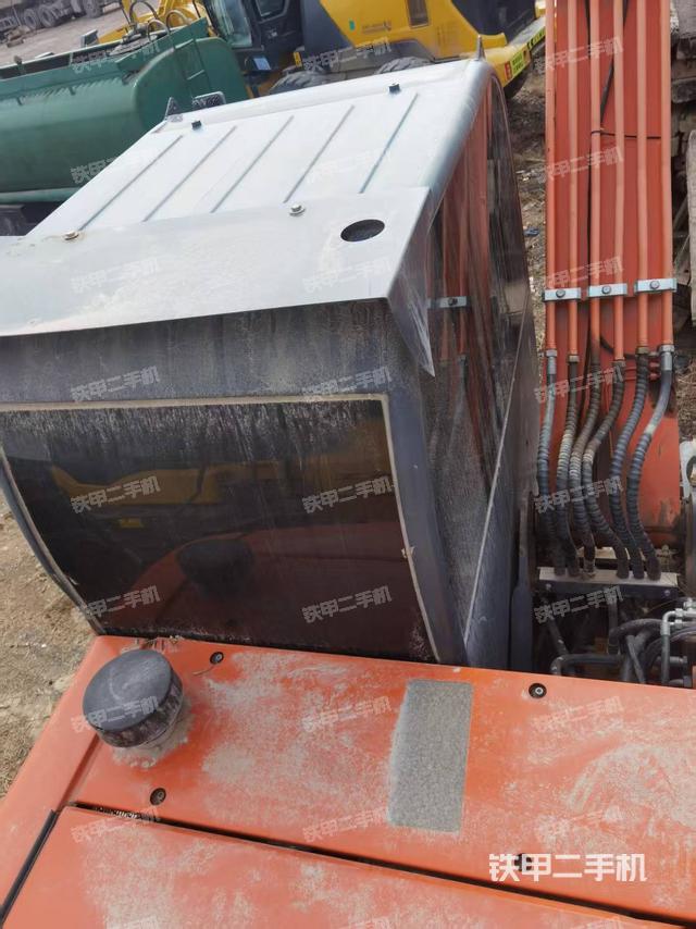 駕駛室頂部（整機外觀）