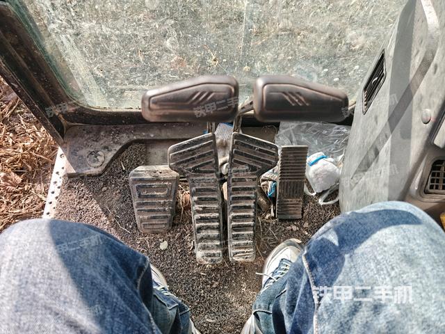 行走控制手柄和踏板?俯拍（駕駛室部分）