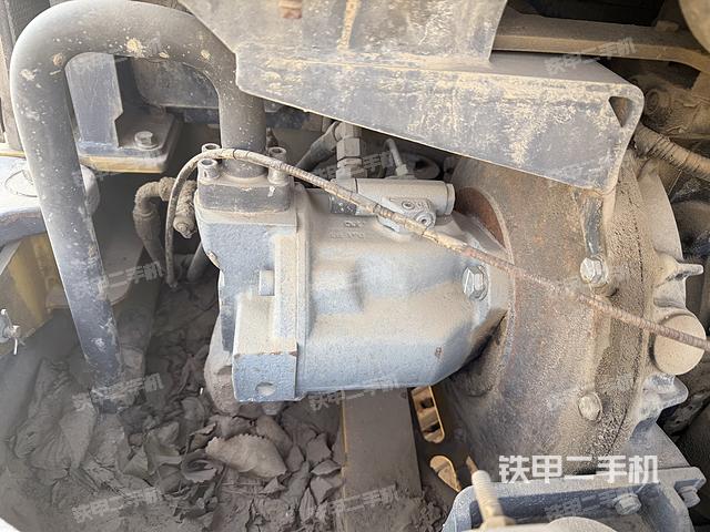 液压泵舱室正面整体（整机外观）