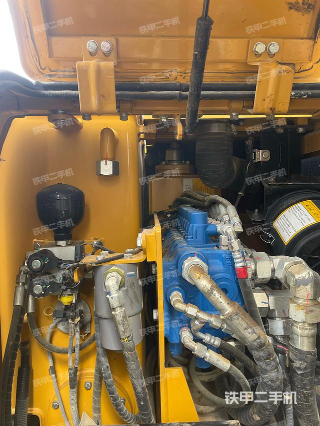 回转马达和主控阀（整机外观）